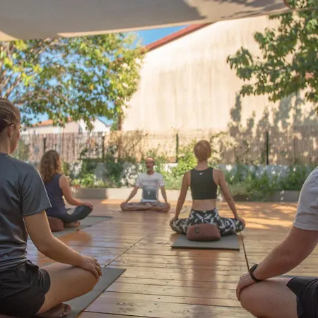 Bed & Breakfast Yoga, Bed & Vegan Breakfast