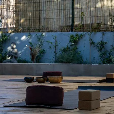 Bed & Breakfast Yoga, Bed & Vegan Breakfast *